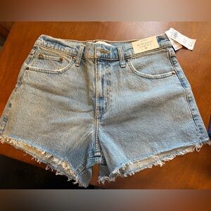 NEW WITH TAG. Abercombie Jean Shorts. 90s Relaxed High Rise. Size 29
